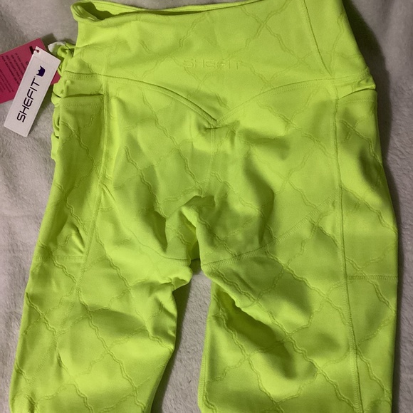 SheFit pocket leggings. Neon Green. Size Medium - Picture 1 of 3